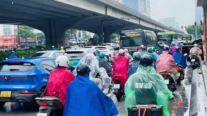 Lòng đường ken kín các loại xe