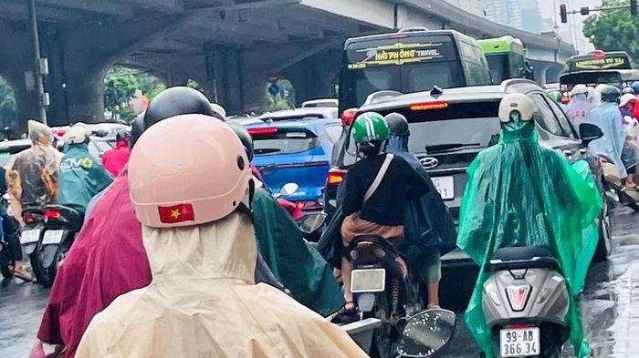 Một phụ huynh lo lắng vì con gái đã muộn giờ học
