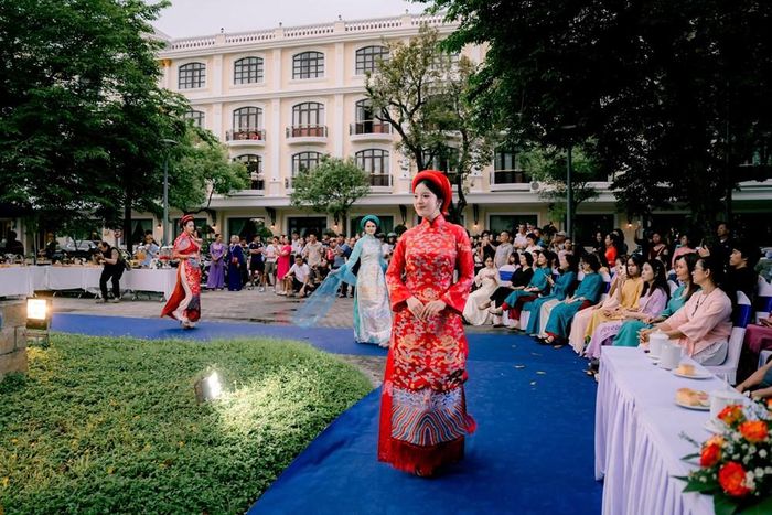 Du khách tham dự sự kiện trình diễn áo dài tại Huế. Ảnh: Hoàng Lê