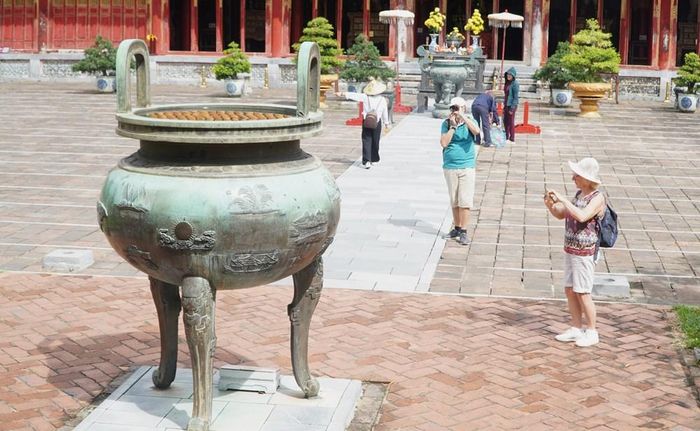 Du khách quốc tế tham quan tại Thế Miếu - Đại Nội Huế. Ảnh: S.Thùy