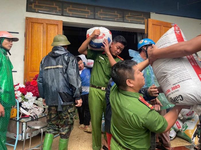 Công an xã Xuân Viên giúp dân di chuyển đồ đạc, tài sản đến nơi an toàn. Ảnh: Công an Phú Thọ