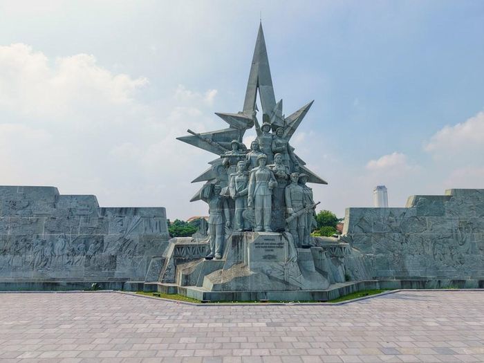 Tượng đài 10 nữ anh hùng liệt sĩ dân quân phòng không Lam Hạ