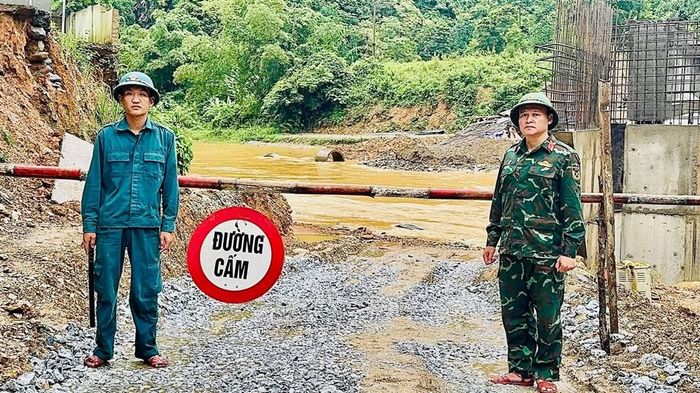 Chính quyền xã Tam Thái cử lực lượng rào chắn không cho người dân đi qua đoạn ngập sâu