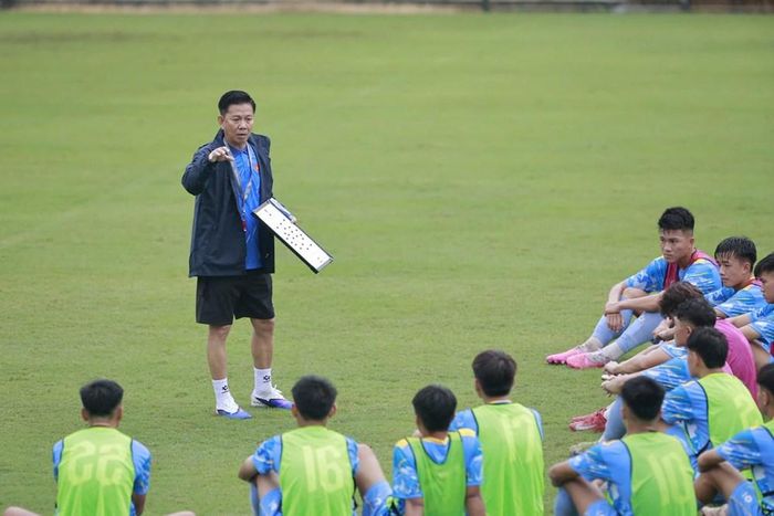HLV Hoàng Anh Tuấn hướng dẫn các cầu thủ U16 Việt Nam trong quá trình chuẩn bị cho giải đấu tại Trung Quốc