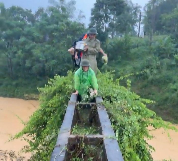 Lực lượng Công an và y tế vượt lũ tiếp cận gia đình sản phụ