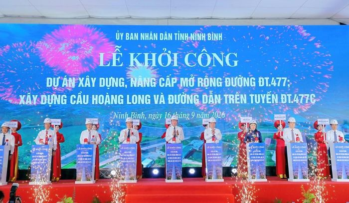Các đại biểu bấm nút khởi công dự án