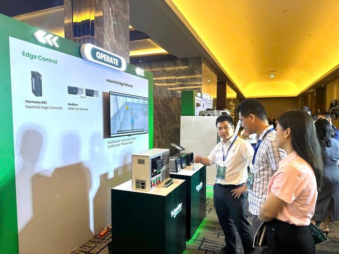 Các đại biểu tham quan tại Hội thảo