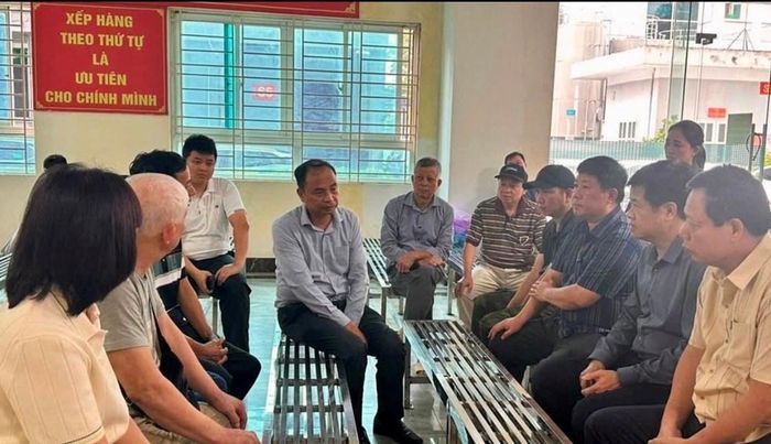 Lãnh đạo phường Tây Hồ thăm hỏi các nạn nhân cấp cứu tại Bệnh viện 354