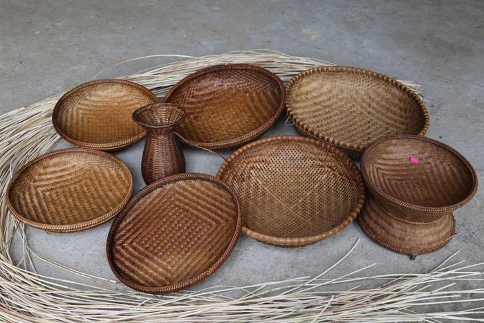 Các sản phẩm đan lát mộc mạc nhưng chứa đựng sự khéo léo và kinh nghiệm của người Hrê