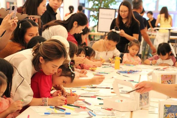 Chương trình tạo không gian vui chơi cho các em nhỏ với nhiều hoạt động trải nghiệm như tự tay tô màu và tham gia các trò chơi