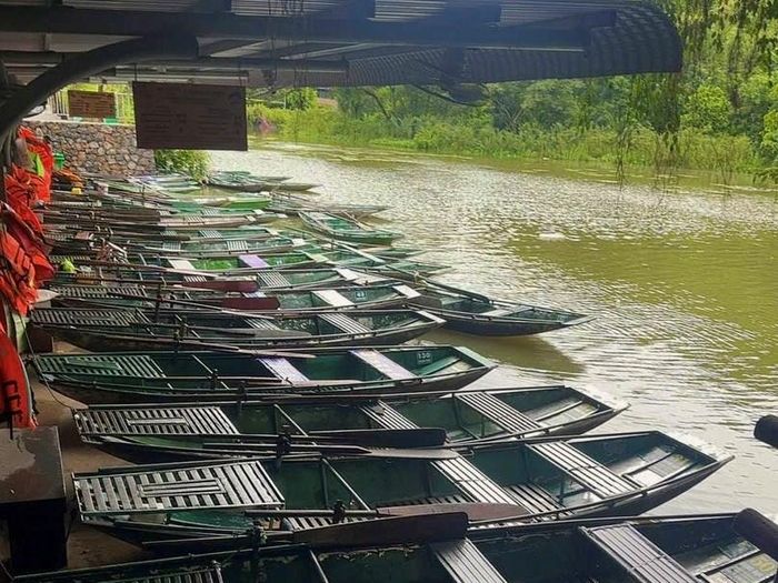 Nhiều tuyến tham quan tại các khu, điểm du lịch trên địa bàn tỉnh Ninh Bình đã phải tạm dừng hoạt động do ảnh hưởng của mưa, lũ