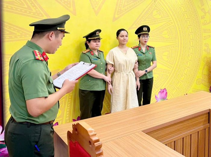 Cơ quan công an tống đạt các quyết định và lệnh đối với Vũ Thị Dung. Ảnh: Công an tỉnh Tuyên Quang