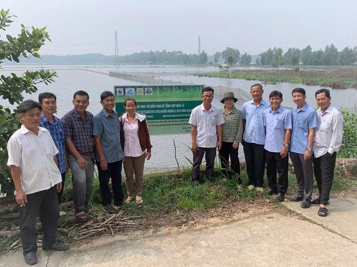 Các đại biểu tham dự hoạt động thả cá giống ra tự nhiên mùa lũ năm 2026