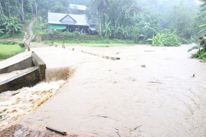 Hai đập tràn tại bản Đe Pọng bị ngập do mưa lớn kéo dài