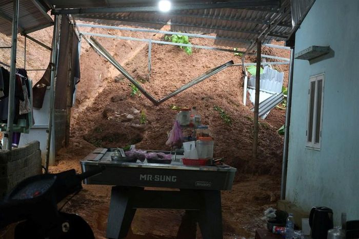 Một hộ dân tại bản Đe Pọng bị sạt taluy dương, đất đá có nguy cơ tiếp tục sạt vào nhà