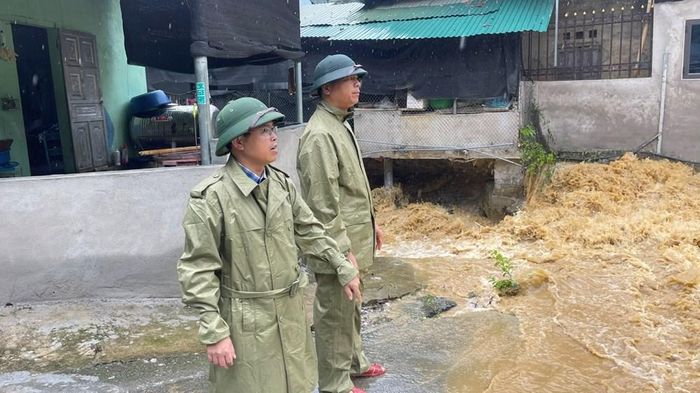 Lãnh đạo xã chỉ đạo Công an xã túc trực, kiểm soát, không để người và phương tiện đi qua khi nước lũ dâng cao