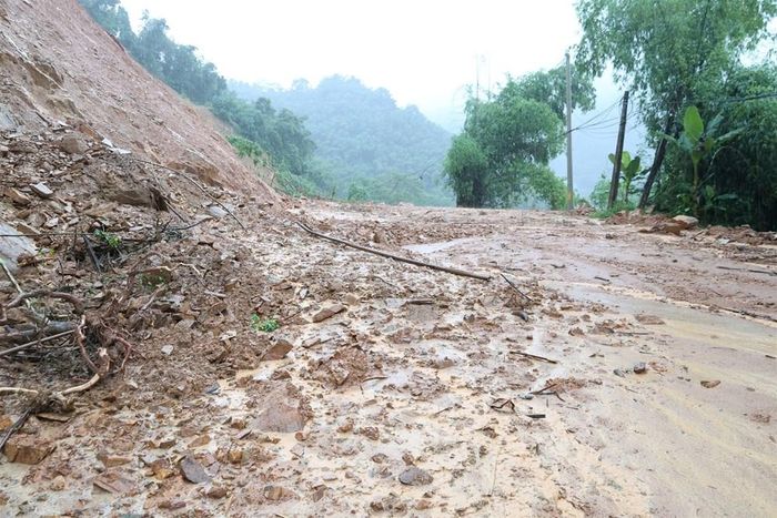 Đất đá sạt xuống tuyến đường Km130 - Quốc lộ 217, gây ách tắc giao thông