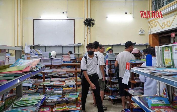 Nhiều phụ huynh tìm mua sách giáo khoa cho con nhưng vẫn chưa đủ bộ sách. Ảnh: S.Thùy
