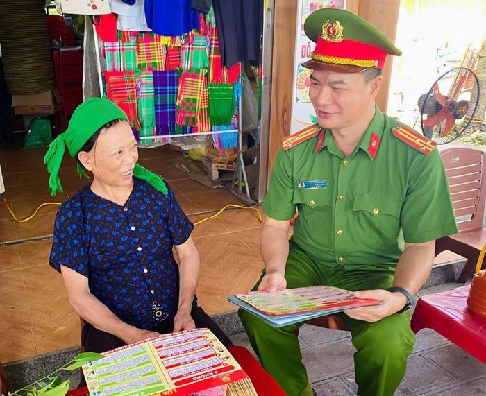 Cán bộ Công an xã vận động hộ kinh doanh chấp hành pháp luật, góp phần xây dựng môi trường du lịch an toàn, văn minh
