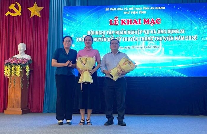 Bà Nguyễn Thị Thùy Trang, Giám đốc Thư viện tỉnh An Giang tặng hoa cho các giảng viên