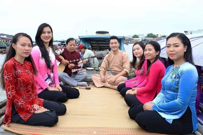 Du khách thích thú khi thưởng thức đờn ca tài tử ở Chợ nổi Cái Răng, TP. Cần Thơ