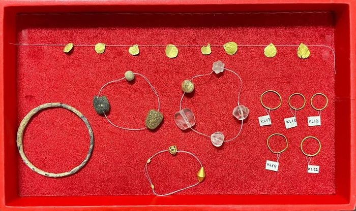 Nhóm kim loại màu vàng bao gồm: hạt chuỗi nhỏ, hạt chuỗi đa giác, lá (hay cánh hoa), đi kèm với đó là các mảnh thủy tinh phủ kim loại độc đáo. Đây là những chứng tích quan trọng phản ánh đỉnh cao nghệ thuật chế tác kim hoàn cổ đại