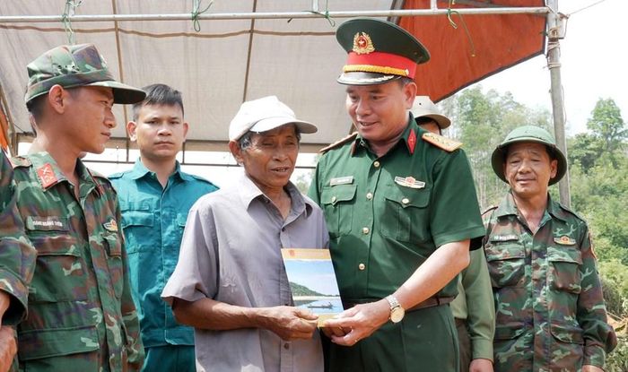 Đại tá Trịnh Công Sơn thăm hỏi nhân chứng cung cấp thông tin về vị trí an táng liệt sĩ