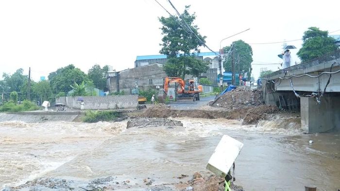 Đơn vị thi công huy động máy xúc đào, cắt tuyến đường tránh khu vực Cầu Điệp để mở dòng chảy thoát lũ. Ảnh: Đỗ Nhung
