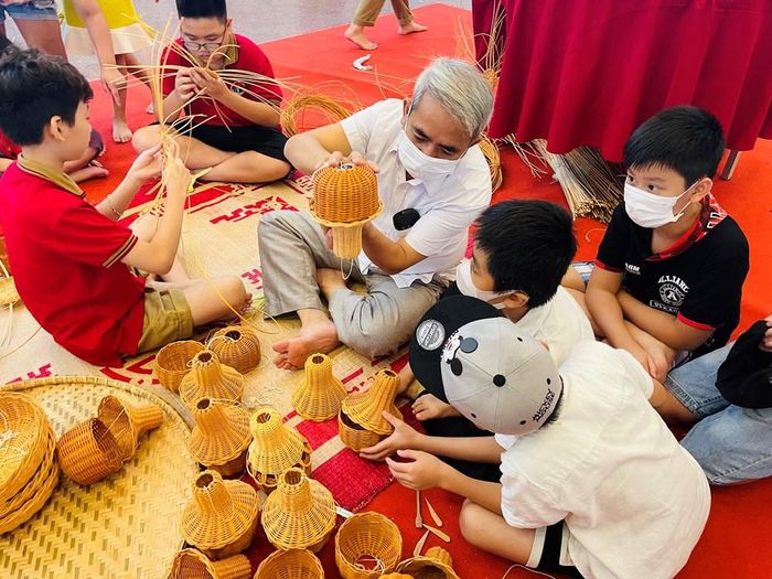 Các em nhỏ trải nghiệm làm đèn Trung thu