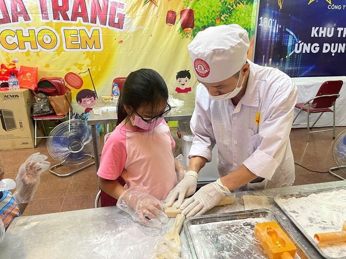 Trải nghiệm làm bánh Trung thu