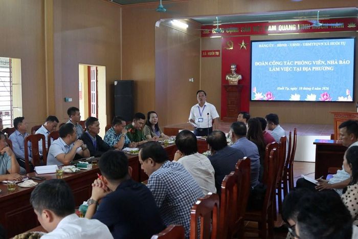 Ông Hờ Gà Vừ trong buổi làm việc của UBND xã Huồi Tụ, chia sẻ về phát huy vai trò của người có uy tín trong cộng đồng