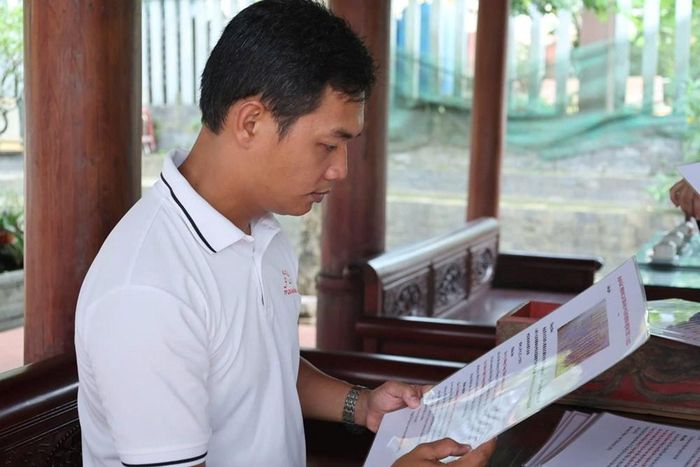 Người dân địa phương tìm hiểu những tư liệu lịch sử được lưu giữ tại chùa Hoa Sơn