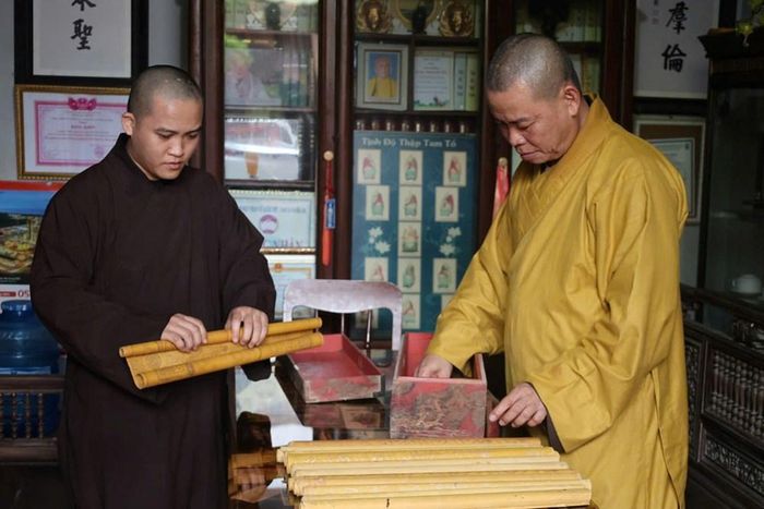 Những đạo sắc được bảo quản cẩn thận trong hộp gỗ sơn son, góp phần giữ gìn hiện vật qua thời gian
