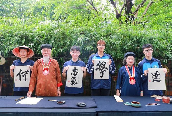 Chương trình “Nét chữ an nhiên” tạo cơ hội để người trẻ tiếp cận gần hơn với nghệ thuật thư pháp. Ảnh: Khánh Hòa