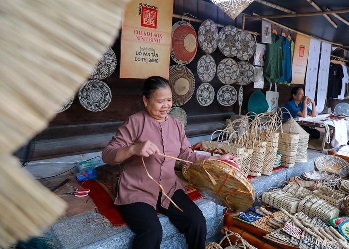 Nghệ nhân làm các sản phẩm truyền thống tại không gian trưng bày “Nét Kinh kỳ”. Ảnh: Khánh Hòa