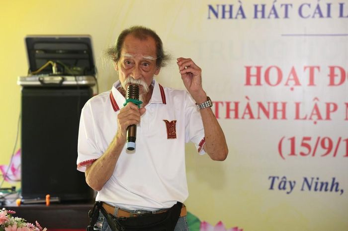 Nghệ sĩ Mạnh Dung bày tỏ niềm tự hào khi đứng trên mảnh đất lịch sử, cùng các thế hệ nghệ sĩ nhìn lại chặng đường phát triển của Nhà hát. Ảnh: Giang Phương - TTXVN