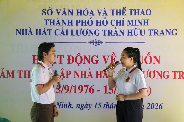 Các nghệ sĩ biểu diễn ca cổ trong chương trình kỷ niệm 50 năm hình thành và phát triển Nhà hát Cải lương Trần Hữu Trang. Ảnh: Giang Phương - TTXVN