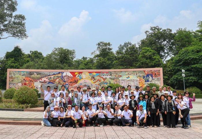 Các thế hệ nghệ sĩ Nhà hát Cải lương Trần Hữu Trang tham quan Bức tranh hoành tráng tại Khu di tích quốc gia đặc biệt Căn cứ Trung ương Cục miền Nam, xã Tân Lập, tỉnh Tây Ninh. Ảnh: Giang Phương - TTXVN