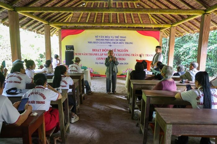 Các thế hệ nghệ sĩ truyền trao, hun đúc tình yêu và ngọn lửa Cải lương cho thế hệ trẻ tiếp nối. Ảnh: Giang Phương - TTXVN