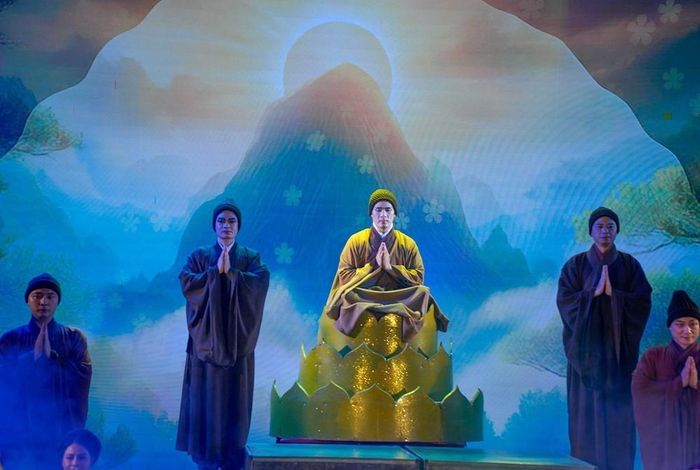 Vở diễn xiếc - cải lương “Trần Nhân Tông” - tác phẩm kết hợp của hai đơn vị nghệ thuật Liên đoàn Xiếc Việt Nam và Nhà hát Sân khấu Truyền thống Quốc gia Việt Nam. Ảnh: Khánh Hòa-TTXVN