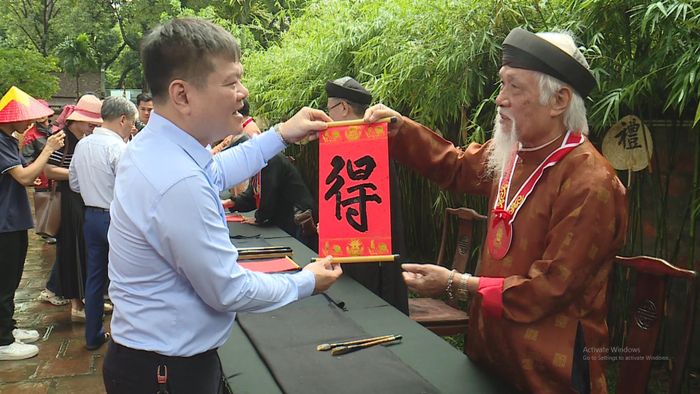 Đông đảo người dân và du khách đến xin chữ