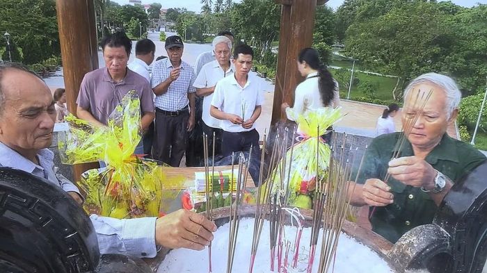 Dâng hương tri ân các Anh hùng Liệt sĩ tại Thành cổ Quảng Trị. Ảnh: Tường Vi - TTXVN