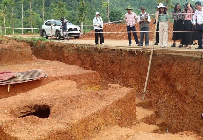Căn cứ đặc điểm cấu trúc, kỹ thuật xây dựng và các di vật phát hiện tại di tích, đây là hai mộ táng với hầm mộ được xây xếp bằng gạch có niên đại bước đầu khoảng thế kỷ IV đến thế kỷ VI, thuộc giai đoạn Lục Triều