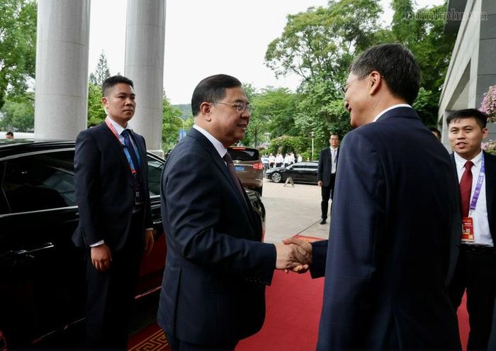 Phó Thủ tướng Thường trực Chính phủ tiếp đồng chí Trần Cương, Ủy viên Trung ương Đảng, Bí thư Đảng ủy Khu tự trị dân tộc Choang Quảng Tây, Trung Quốc - Ảnh: chinhphu.vn/Phương Nguyên