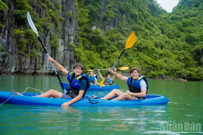 Khách quốc tế thích thú khám phá Vịnh Hạ Long. (Ảnh: THẾ ĐẠI)
