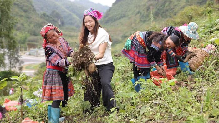 Hình ảnh bà con dân tộc thiểu số xã Sìn Hồ, tỉnh Lai Châu livestream bán nông sản trên nền tảng công nghệ số.
