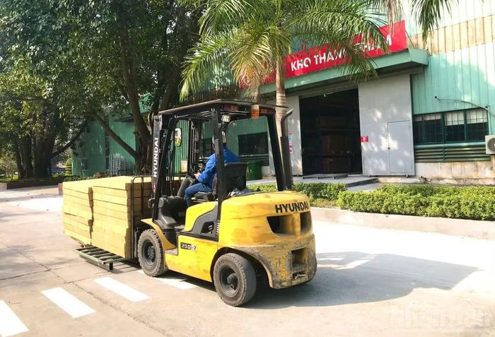 Từ kho bãi, vận tải đến giao hàng, logistics đang thay đổi nhanh cùng thương mại điện tử và bán lẻ đa kênh. (Ảnh: KIM DUNG)