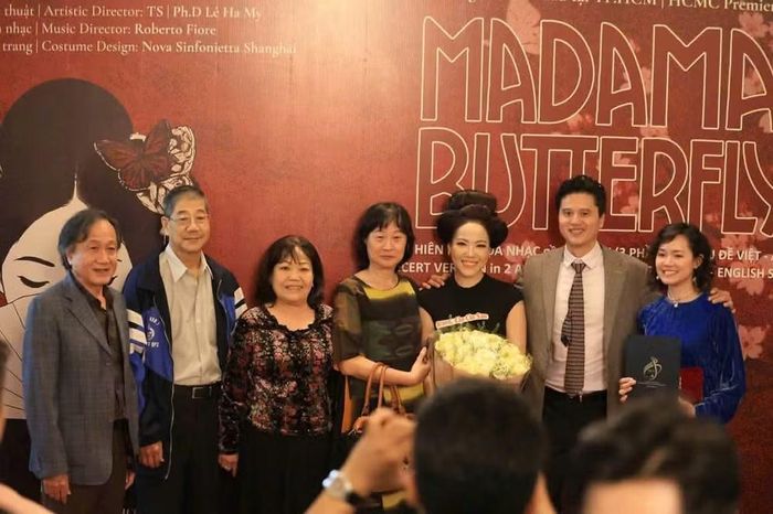 Nghệ sĩ Ưu tú Trương Kim Khánh (thứ ba từ trái sang) chúc mừng con gái Phạm Khánh Ngọc và các nghệ sĩ Nhà hát Giao hưởng Nhạc - Vũ kịch Thành phố Hồ Chí Minh. (Ảnh: HBSO)