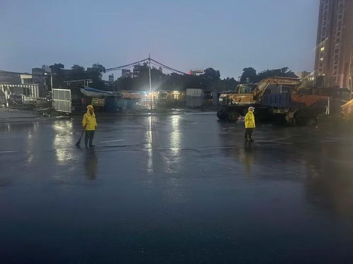 Xí nghiệp thoát nước số 5 ứng trực trên đường Cổ Linh. (Ảnh: Đơn vị cung cấp)