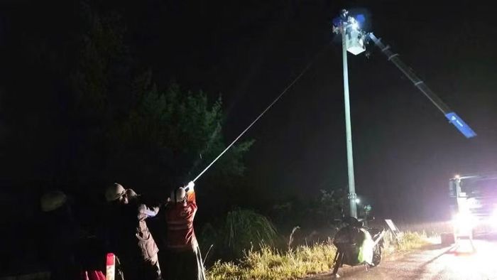 Điện lực Quảng Trị xuyên đêm khắc phục lưới điện bị ảnh hưởng do dông sét. (Ảnh: CTV)